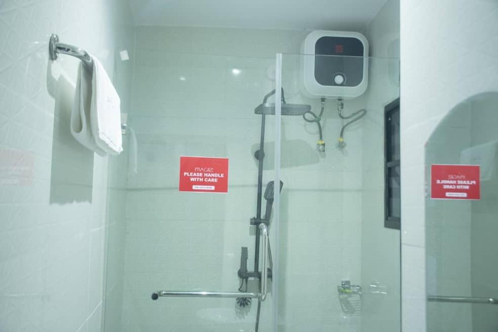 Kay Luxury Suites Uyo Bagian luar foto