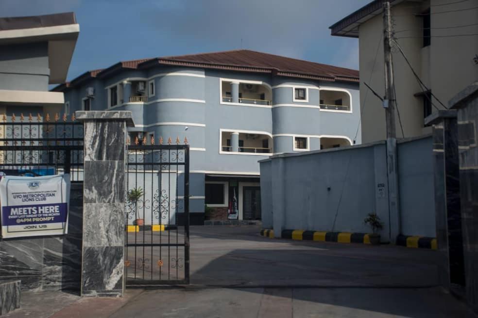 Kay Luxury Suites Uyo Bagian luar foto