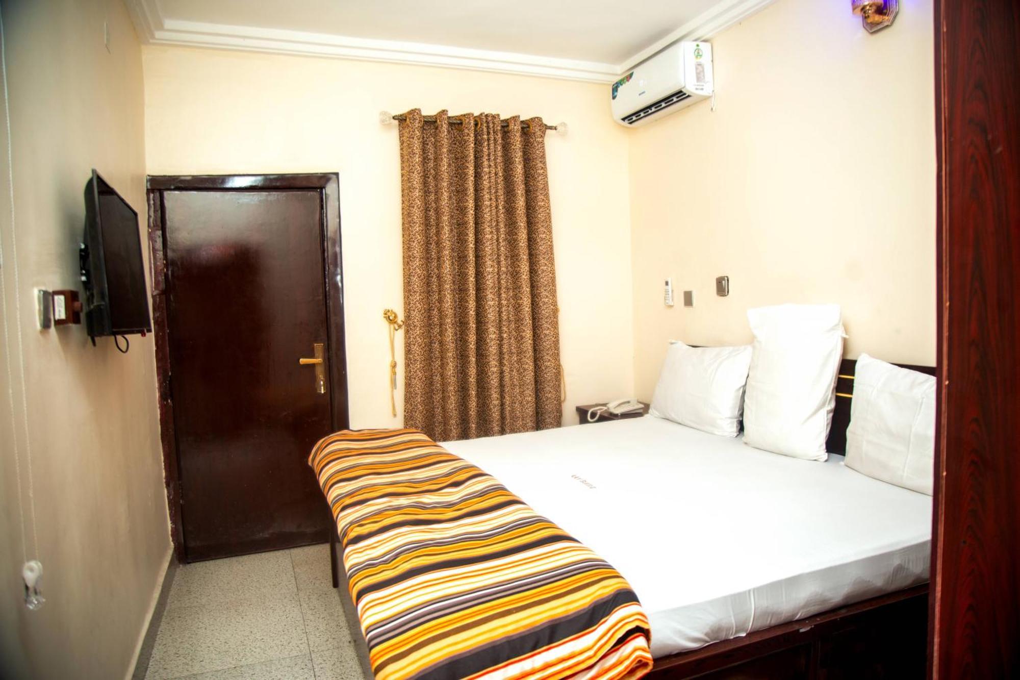 Kay Luxury Suites Uyo Bagian luar foto